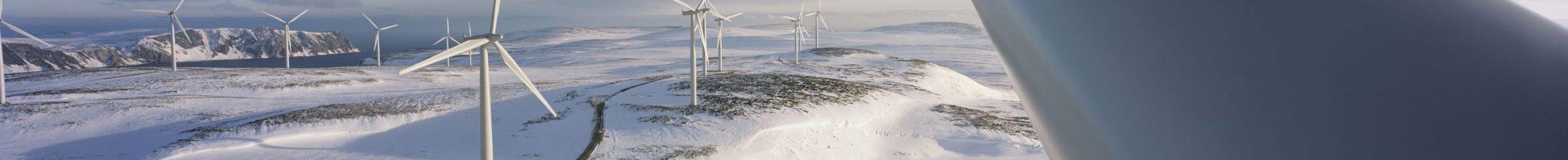 白雪覆盖的景观中的风力涡轮机