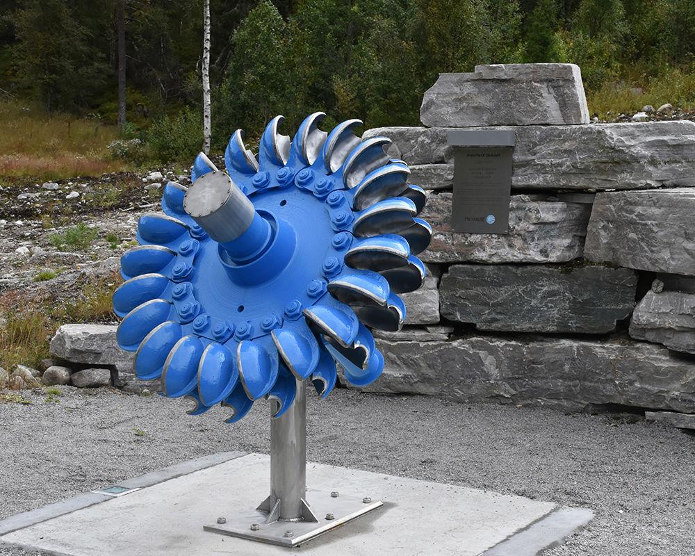 An old turbine runner and a commemorative plaque celebrate over 50 years of operation for the old Haukeli power plant